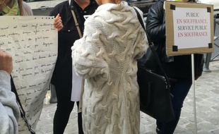 Des agents sociaux en colère, devant la préfecture où avait lieu le point presse du président du Département du Nord.