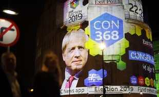 Le visage de Boris Johnson sur l'immeuble de la BBC à Londres, le 12 décembre 2019, alors que les conservateurs sont donnés largement gagnants des législatives britanniques.