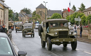 Un véhicule de la Seconde guerre mondiale traverse la commune de Vierville sur Mer, près d'Omaha Beach, le 4 juin 2014.