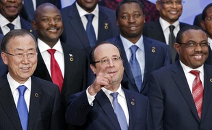 François Hollande au côté de Ban Ki-moon lors du sommet sur la paix et la sécurité en Afrique à Paris, le 7 décembre 2013.