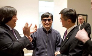 Les Etats-Unis sont prêts à aider le militant des droits civiques Chen Guangcheng s'il a changé d'avis et veut désormais quitter la Chine, a déclaré jeudi un responsable américain