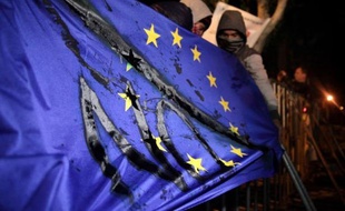 Le Parlement chypriote, réuni en session extraordinaire, a adopté vendredi soir une loi sur la restructuration du système bancaire, dans le cadre du plan de sauvetage que Nicosie doit conclure avant lundi avec ses partenaires européens pour éviter la banqueroute.