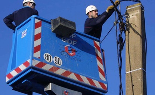 Illustration d'une intervention sur une ligne électrique.