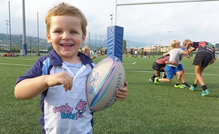 A la fin du cours de Rugbytots, Baptiste a troqué son ballon en mousse contre un en cuir