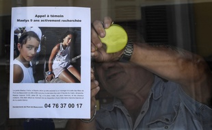 Un restaurateur affiche sur sa vitrine l'appel à témoin pour retrouver Maëlys, la fillette de 9 ans qui a disparu dans la nuit de samedi à dimanche 27 août à Pont-de-Beauvoisin (Isère).