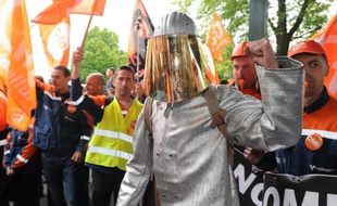 Des employés du fabricant de tubes Vallourec manifestent contre la suppression de 550 postes, le 23 juin 2015 à Lesquin (Nord-Pas-de-Calais)