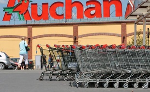 Le groupe de distribution Auchan a annoncé mercredi la mise en place dans le Nord/Pas-de-Calais de sa première filière régionale de transformation de ses déchets plastiques, afin de produire des sacs de caisse 100% recyclés.