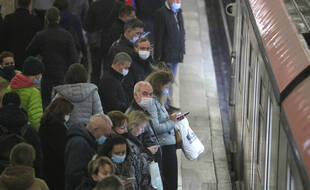 Si les rues du centre de Moscou semblaient plus calmes jeudi matin, les principaux axes routiers restaient toutefois congestionnés et le métro bondé après l'annonce de la fermeture des commerces non essentiel en raison de la vague de coronavirus.