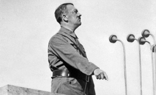 Un document d'archives de la Gestapo de Düsseldorf, retrouvé par une historienne, établit qu'Adolf Hitler a accordé sa protection provisoire à un officier juif de son unité combattante pendant la Première Guerre mondiale, a-t-on appris samedi auprès de l'historienne.
