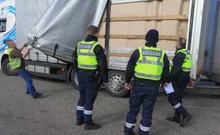 Contrôles des douanes près de Strasbourg, sur une aire d'autoroute de l'A35. Le 12 mars 2018.
