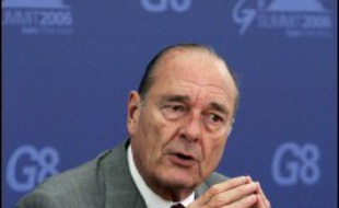 Le président français Jacques Chirac a appelé dimanche au désarmement du Hezbollah chiite libanais "dans les délais les plus brefs", une position partagée par le sommet du G8 de Saint-Pétersbourg, en particulier les Etats-Unis.