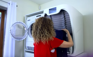 La "Foldimate Family" permet de plier et défroisser le linge sans efforts.