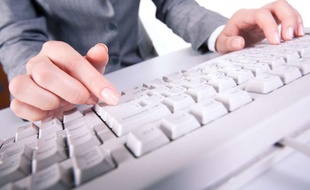 Un clavier d'ordinateur.