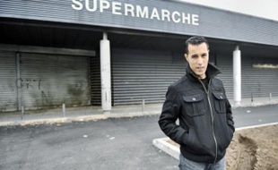 Moussa Azirar devant l'emplacement de son futur supermarché au Neuhof, hier.