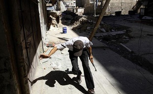 Un rebelle syrien dans le quartier de Salaheddine, à Alep, le 7 août 2012.