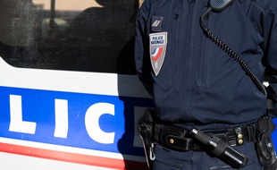 Un policier en tenue avec son dispositif radio.