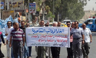 Plusieurs milliers d'Irakiens ont manifesté samedi à Bagdad et dans une dizaine d'autres villes du pays, certains bravant des interdictions de rassemblement, pour dénoncer les indemnités et retraites dorées accordées aux députés.