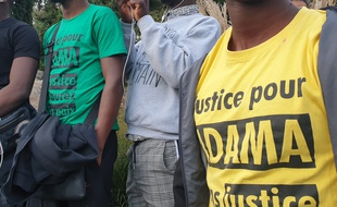 Plusieurs t-shirt affichent le slogan "Justice pour Adama", en référence à l'affaire Adama Traoré.