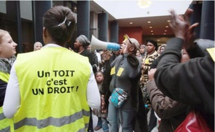 Manifestationà la chambre nationale des huissiers, à Paris, vendredi, à l'appel du DAL.