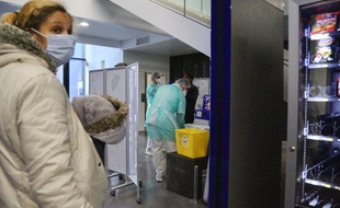 Des patients dans un hôpital de Marseille pendant l'épidémie de coronavirus