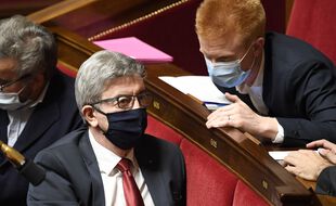 Le député Adrien Quatennens (à droite) et le leader de la France insoumise Jean-Luc Melenchon, le 13 octobre 2020 à l'Assemblée.