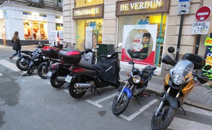 Des emplacements de stationnement réservés aux motos, près de la cathédrale de Nantes.