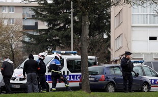 Les enquêteurs fouillent le domicile de Ziyed Ben Belgacem à Garges-les-Gonesse, samedi 18 mars.