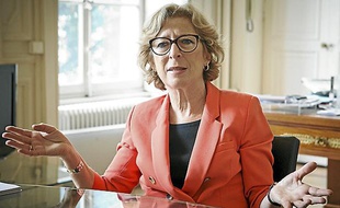 Geneviève Fioraso, Secrétaire d'Etat à l'Enseignement superieur dans son bureau le 16 mai 2013.