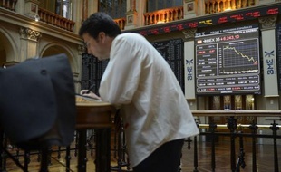 La crédibilité de l'Espagne sur les marchés financiers a subi un nouveau coup mardi alors que la Catalogne, l'une de ses régions les plus puissantes, a admis qu'elle allait demander l'aide du gouvernement.