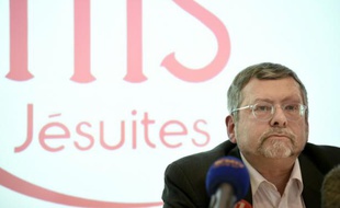 Le père Jean-Yves Grenet, responsable des jésuites de France, lors d'une conférence de presse à Paris, le 19 avril 2016