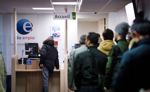 Des demandeurs d'emploi dans une agence Pôle emploi (image d'illustration).