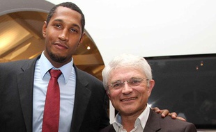 Alain Béral (à droite), en compagnie du joueur Boris Diaw, le 19 juillet 2011, au Château Haut-Brion.
