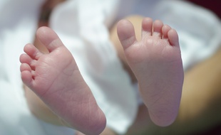Illustration de pieds de bébé.