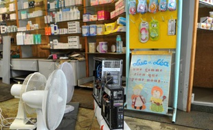Un commerce après les inondations à Montargis dans le centre de la France, le 7 juin 2016