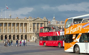 Illustration de bus de tourisme à Paris, en 2010.
