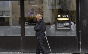 Le spectaculaire rétablissement économique de l'Islande, au bord de la banqueroute il y a trois ans, enseigne qu'un gouvernement doit laisser les banques faire faillite plutôt que de s'attaquer au contribuable, relèvent des analystes