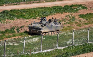 Un blindé de l'armée turque surveille la frontière avec la Syrie, près de Qamishli, dans le nord-est de la Turquie, le 7 mars 2015