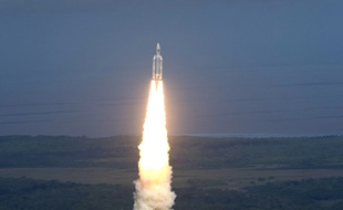 Décollage d'une fusée Ariane 5 avec l'Agence spatiale européenne, à Kourou en Guyane.