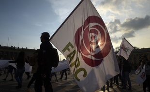 Une personne brandit le drapeau des Farc lors d'une mobilisation à Bogota en mars 2019