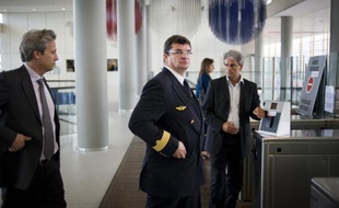 Le vice-président des opérations de vols Air France Eric Schramm (c) le 27 mai 2011 au siège de la compagnie aérienne à Roissy, en banlieue nord de Paris, après la publication du rapport d'enquête du BEA sur le crash du vol AF447 Rio-Paris
