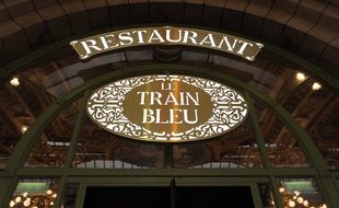 L'entrée du restaurant gastronomique Le Train Bleu, à Paris.