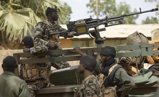 Des soldats français et maliens contrôlaient lundi matin les accès et l'aéroport de Tombouctou, au Mali, à l'issue d'une opération terrestre et aérienne menée dans la nuit, a annoncé à l'AFP le porte-parole de l"état-major des armées (EMA) à Paris.