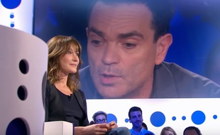 Carla Bruni (et Yann Moix dans l'écran), sur le plateau de «On n'est pas couché», en novembre 2017.