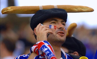Un supporter de l'équipe de France coiffé d'un béret et d'une baguette lors de la coupe du monde de football en 2006.