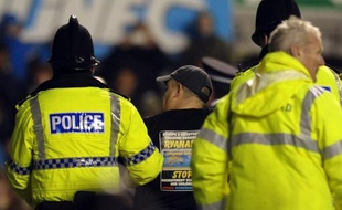Ecoles, routes, mais aussi patrouilles de police ou appels d'urgence des pompiers: l'austérité oblige les services publics britanniques à se délester de nouvelles tâches, quitte à briser des tabous en matière de privatisation, comme à l'époque de Margaret Thatcher.