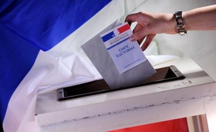 Une personne vote