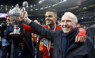 Hatem Ben Arfa aux côtés de François Pinault après la victoire en Coupe de France.