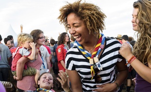 Une guide qui appartient au mouvement des Scouts et les Guides de France.