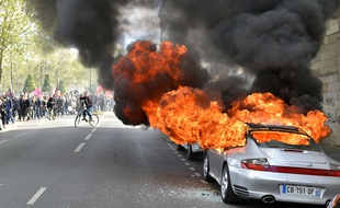 Un véhicule Porsche a été incendié devant la préfecture de Loire-Atlantique.