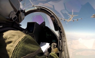 Un pilote de l'armée de l'air française survole l'Irak à bord d'un Rafale, le 19 septembre 2014, dans le cadre de la lutte contre Daesh menée par une coalition internationale.